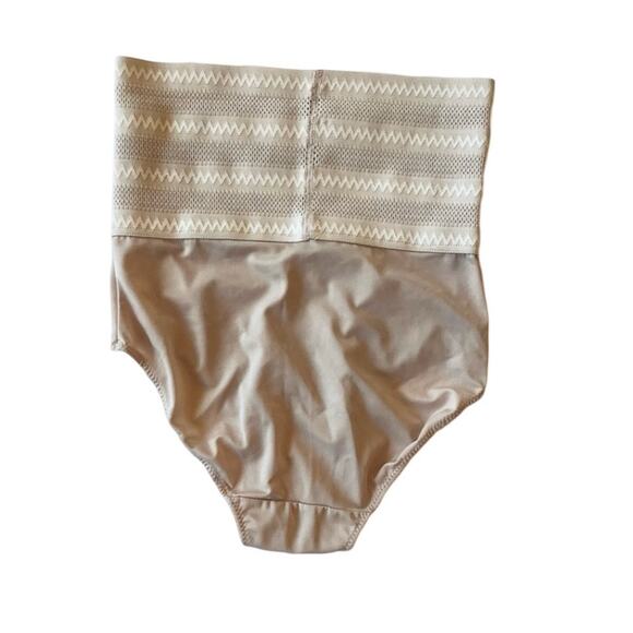 Marilyn Monroe Hi-Waist Shaping Briefs - Picture 5 of 6